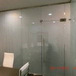 Офисные двери маятниковые матовое стекло