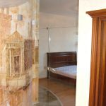 Безрамная стеклянная дверь