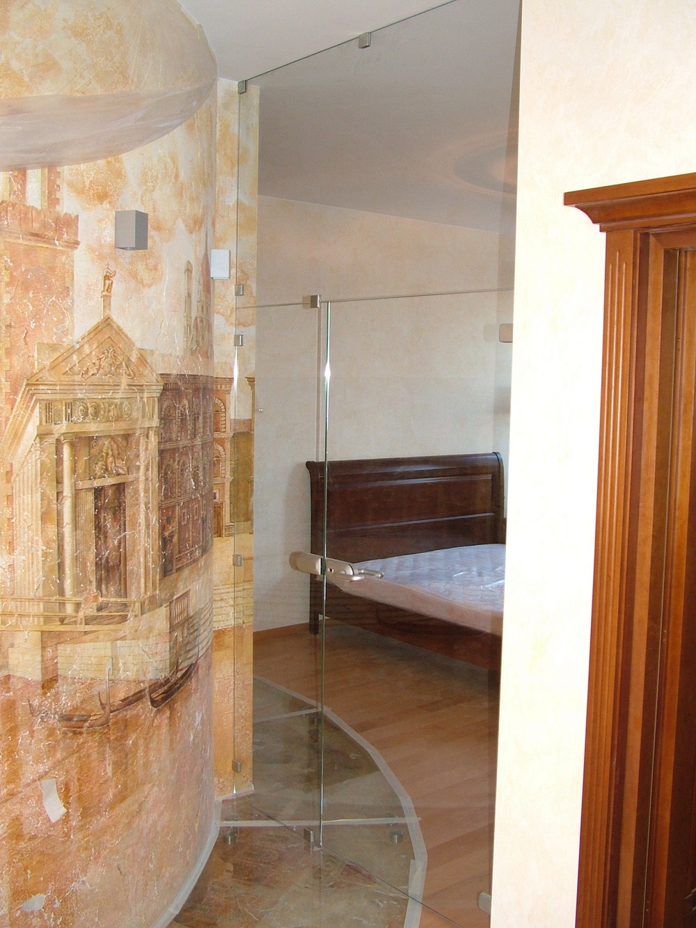 Безрамная стеклянная дверь