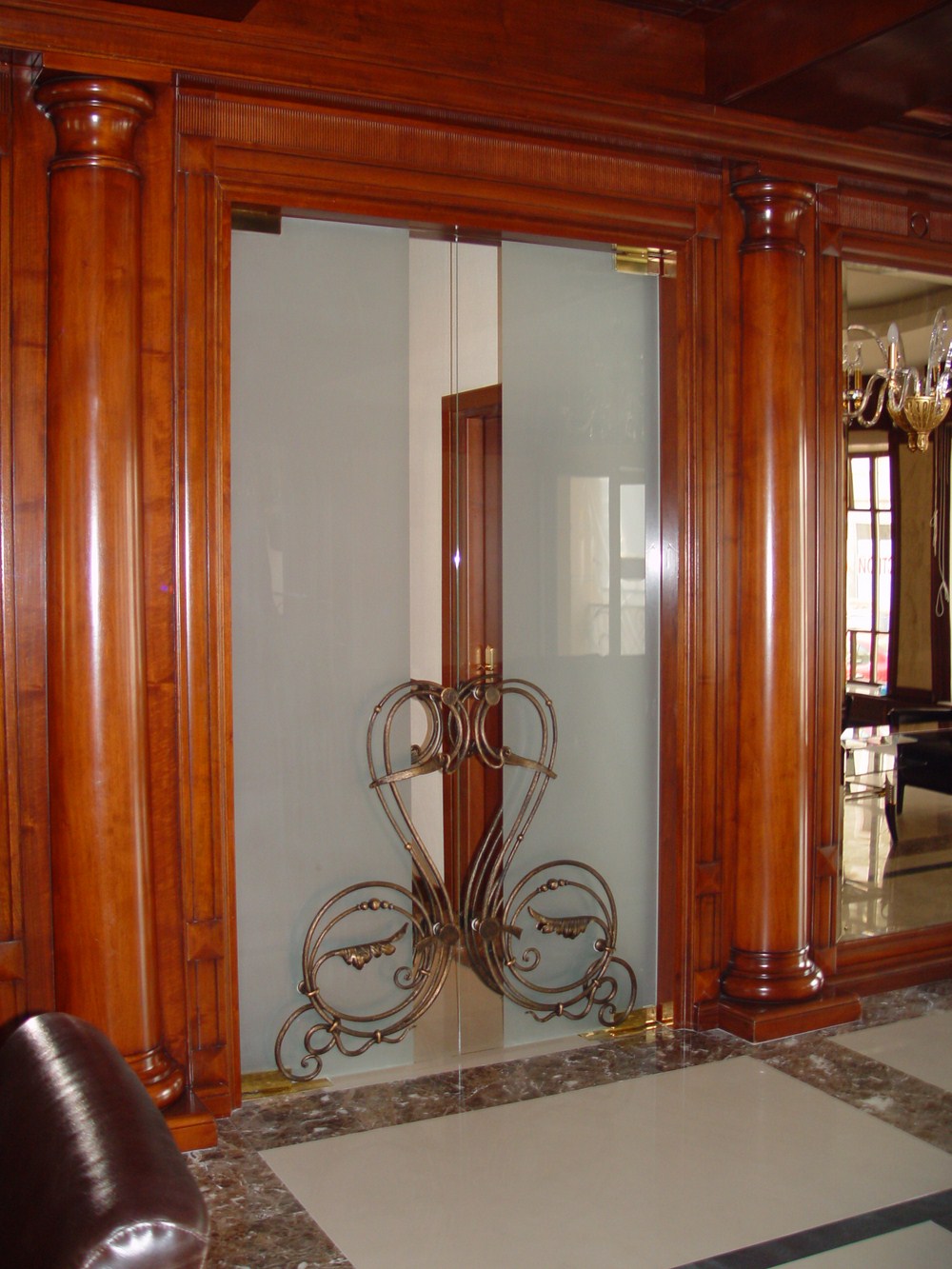 Входная группа с кованным ручками