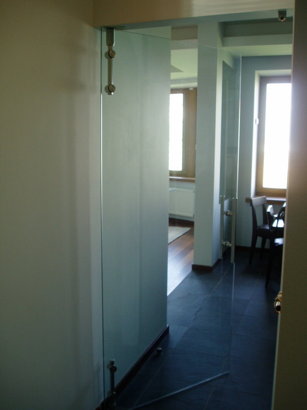 Маятниковая межкомнатная дверь