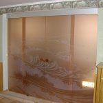 Двери с пескоструйным рисунком на стекле