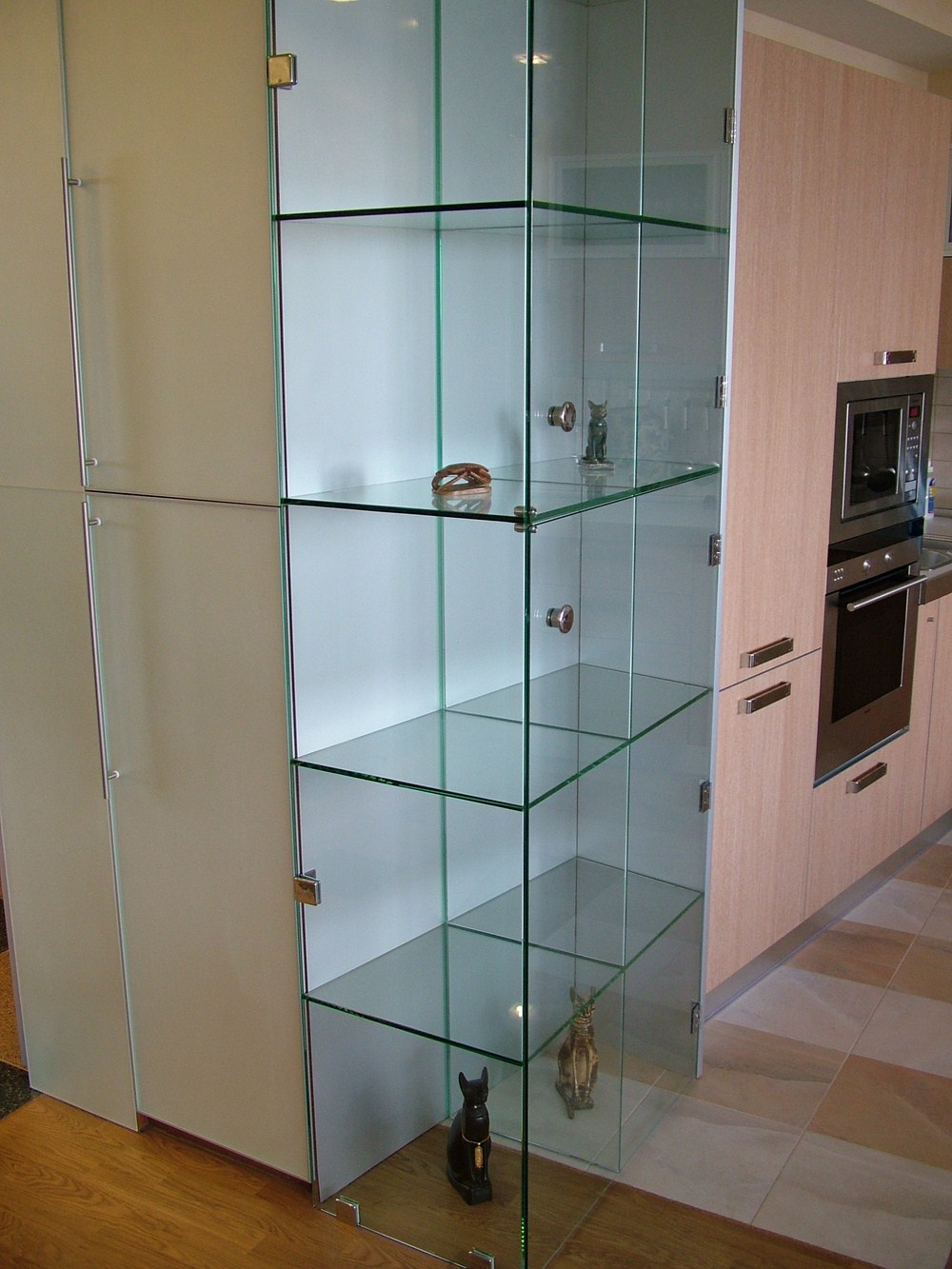 Шкаф стеклянный