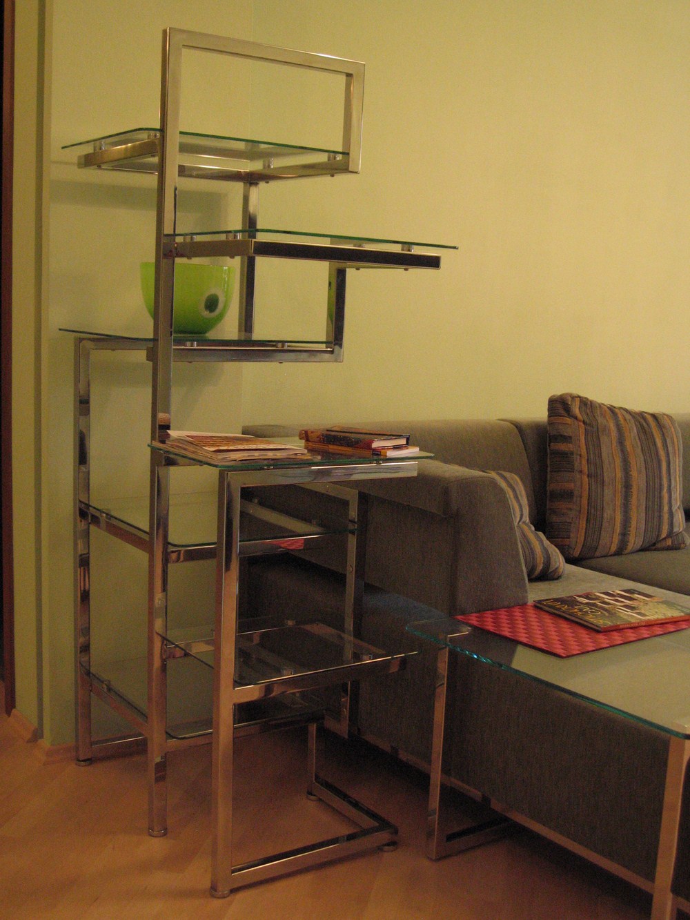 Стеллаж интерьерный