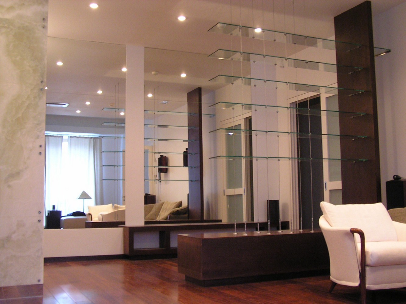 Стеллаж стеклянный