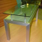 Стол стеклянный с металлическими ножками