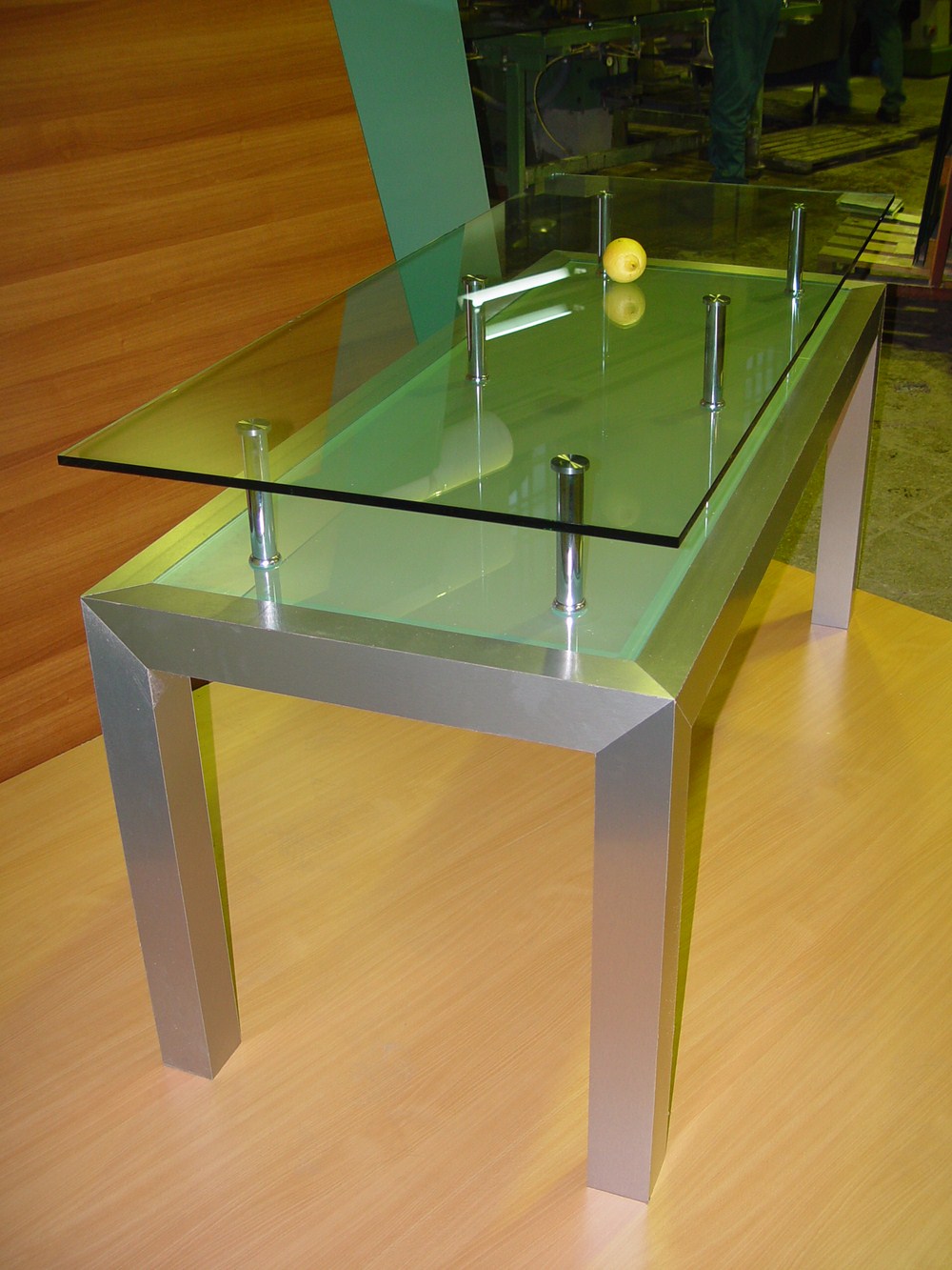 Стол стеклянный с металлическими ножками