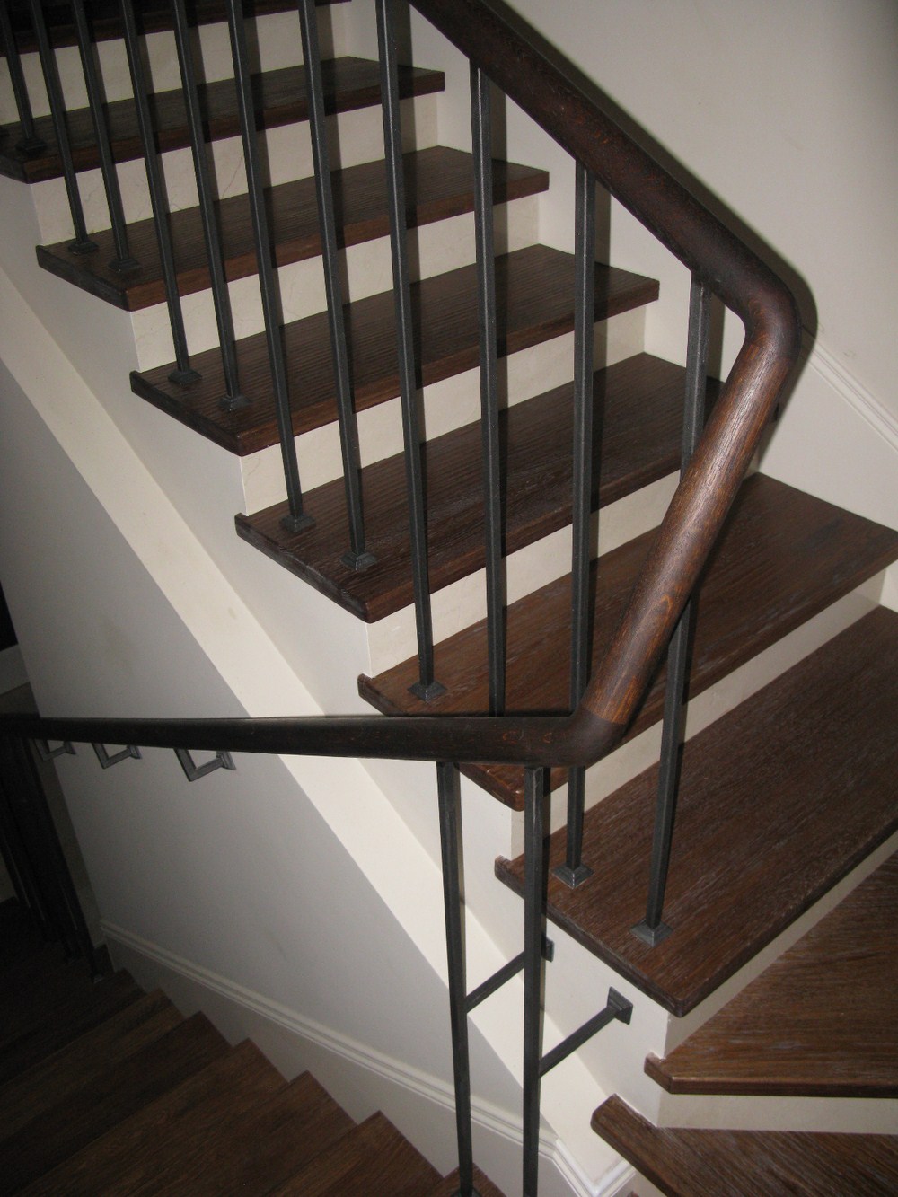 Кованное ограждение с деревянными перилами
