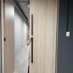 Двустворчатые двери для офиса