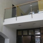 Стеклянное ограждение с деревянным поручнем