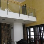 Стеклянное ограждение с деревянным поручнем