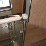 Стеклянное ограждение с деревянным поручнем