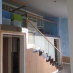 Стеклянное ограждение лестницы с деревянным поручнем