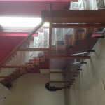 Стеклянное ограждение лестницы с деревянным поручнем