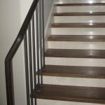 Кованное ограждение с деревянными перилами