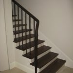 Кованное ограждение с деревянными перилами