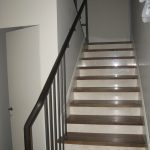 Кованное ограждение с деревянными перилами