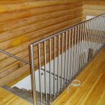 Нестандартное ограждение из нержавеющей стали для лестницы
