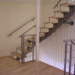 Нестандартное ограждение из нержавеющей стали для лестницы