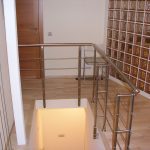 Нестандартное ограждение из нержавеющей стали для лестницы