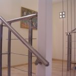 Нестандартное ограждение из нержавеющей стали для лестницы