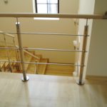 Ограждение из нержавеющей стали с ригелями и поручнем ПВХ