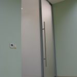 Офисные двери маятниковые