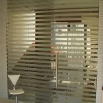 Офисная дверь с пескоструйным рисунком на стекле