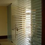 Офисная дверь с пескоструйным рисунком на стекле