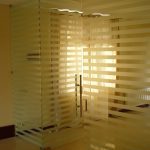 Офисная дверь с пескоструйным рисунком на стекле