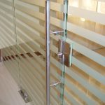 Офисная дверь с пескоструйным рисунком на стекле