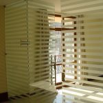 Офисная дверь с пескоструйным рисунком на стекле