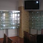 Шкаф стеклянный