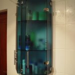 Шкаф стеклянный для ванны