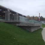 Стеклянные ограждения для террасы с деревянным поручнем