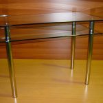 Стол стеклянный с металлическими ножками
