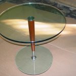 Стол стеклянный с металлическими ножками