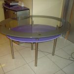 Стол стеклянный с металлическими ножками