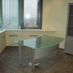 Стол стеклянный с металлическими ножками