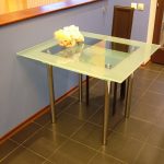 Стол стеклянный с металлическими ножками
