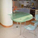 Стол стеклянный с металлическими ножками