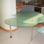 Стол стеклянный с металлическими ножками