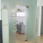 Офисные двери маятниковые матовое стекло