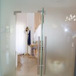 Офисные двери маятниковые матовое стекло