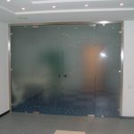 Офисные двери маятниковые матовое стекло