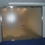 Офисные двери маятниковые матовое стекло