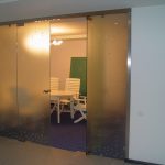 Офисные двери маятниковые матовое стекло