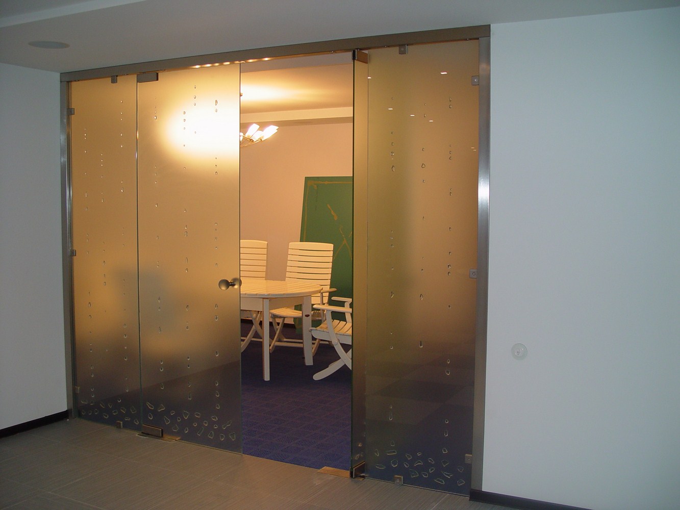 Офисные двери маятниковые матовое стекло