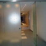 Офисные двери маятниковые матовое стекло