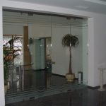 Маятниковые двери стеклянные с пескоструйным рисунком